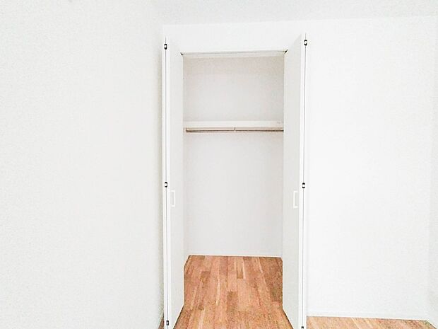 2号棟【5.2帖居室のCL(クローゼット)】 壁面クローゼットのメリットは、衣類が横一列に並ぶためひと目で洋服が選びやすいこと。衣類をたくさんお持ちの方も、限られたスペース内に無理なく収納…