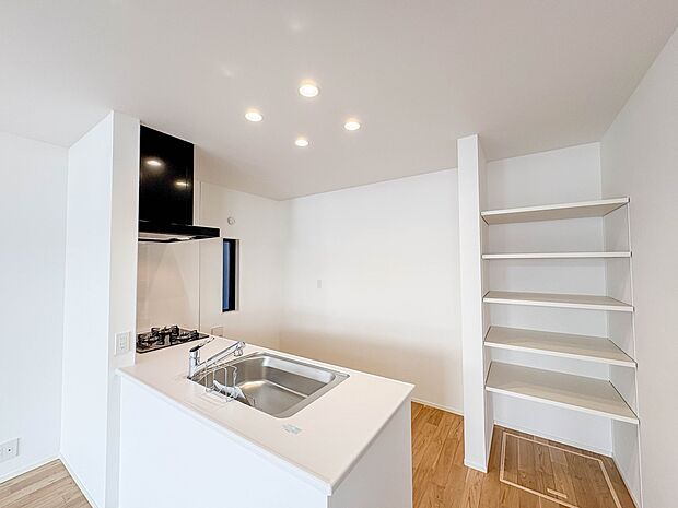 【パントリー(食料庫)】常温保存できるパン、お米、調味料、缶詰など、日常的に使うものや未開封の食品の収納にぴったり。棚にものを並べて収納すれば、何が足りないのかひと目で確認できます。