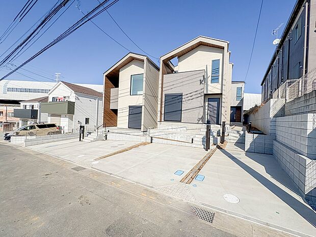 2号棟【前面道路4m】家の前をまっすぐの通りが走っている。クルマは少なく、人々は毎朝、ウォーキング、ジョギング、犬の散歩など、フリーな朝時間を過ごしている。