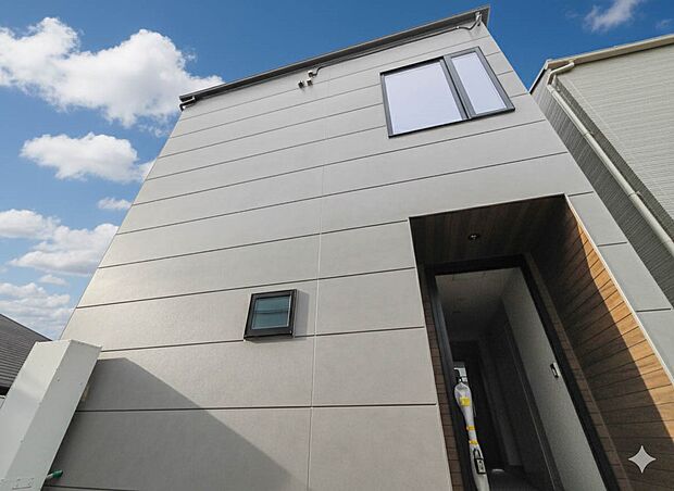 2号棟【外観】こちらの物件が少しでも気になるようでしたら、お気軽にお問合せください。人生でいちばん大きなお買い物ですので、ゆっくりご見学ください。ネット上の画像と実際の見学では、リアル感がま…