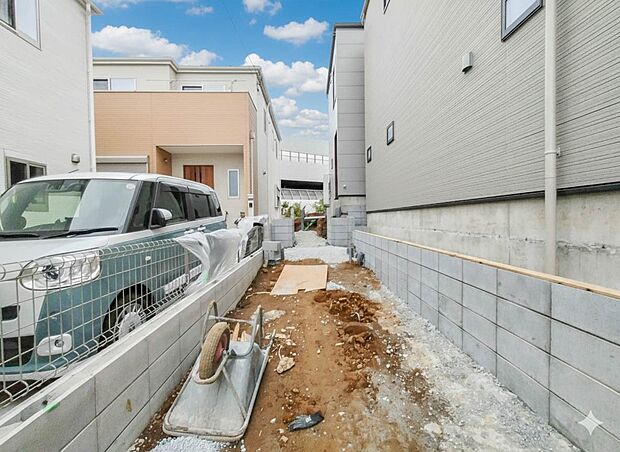 2号棟【外観】こちらの物件が少しでも気になるようでしたら、お気軽にお問合せください。人生でいちばん大きなお買い物ですので、ゆっくりご見学ください。ネット上の画像と実際の見学では、リアル感がま…