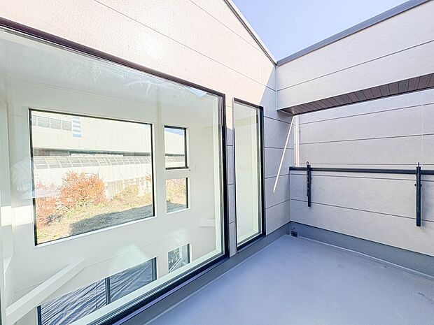 2号棟【バルコニー】 朝の澄んだ空気や、夕方に吹く清々しい風を五感で感じられるバルコニー。屋外にあって、住まいの中でも本当の自然を感じられるスペースです。