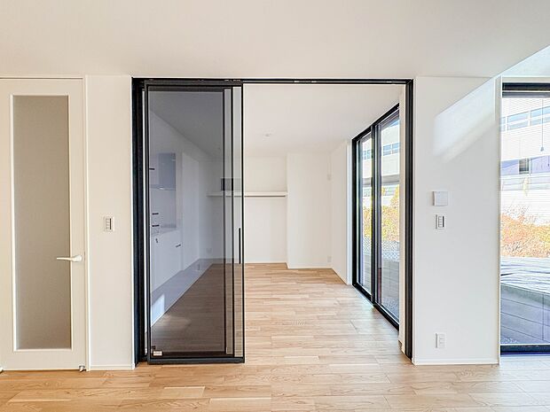 2号棟【Room-洋室5帖】 シンプルにデザインされた室内。家具やレイアウトでお好みの空間に。