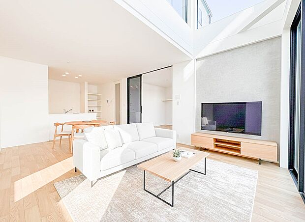 2号棟【LDK17帖】シンプルなデザインの家は風情がある。住む人のこだわりを感じる。外観も内装もいたってシンプル。居心地がよく、家事や趣味、子育てなどにも集中できる。家も人間も熟成するほどシ…