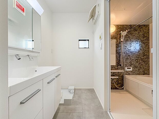 2号棟【脱衣所】脱衣所、洗面所は小さなプライベートスペース。歯磨き、洗顔と毎日施す個人空間。