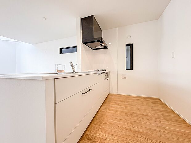 2号棟【ダイニングキッチン】ナチュラルな自然光の中での調理。お洒落な食器類を余裕で収納できるスペース。動きやすい女性目線のキッチン動線。これからはお料理をつくる時間が劇的に変わります。