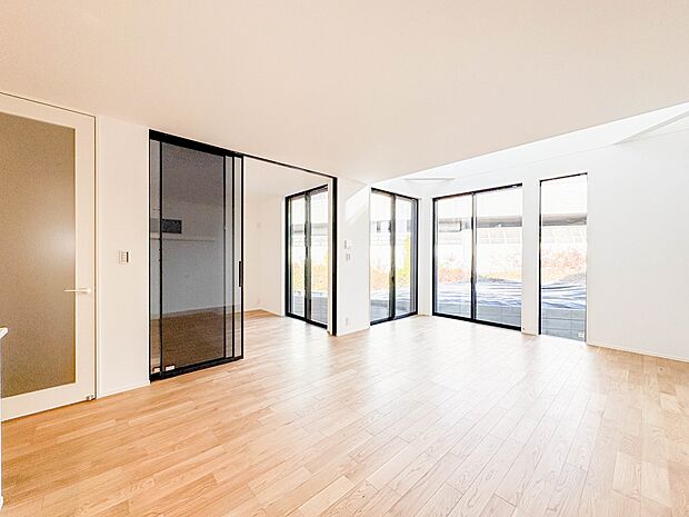 2号棟【KDJ17帖】ダイニングテーブルを置いても十分な広さが確保されています。