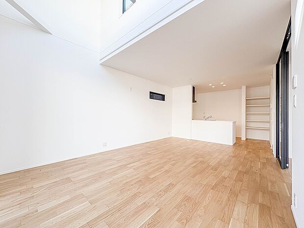 2号棟【吹き抜け】リビングには大きな吹き抜けも付いて明るいリビングです。