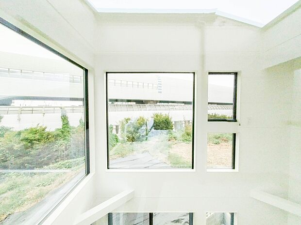 2号棟【吹き抜けからの眺望】朝の澄んだ空気や、夕方に吹く清々しい風を五感で感じられるバルコニー。