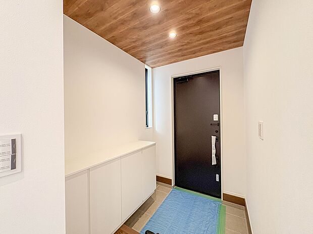 4号棟【シューズボックス(下駄箱)】 大型のシューズボックスには靴やブーツ、サンダルはもちろん、ハンカチや手袋、バック類などのお出かけ用品、印鑑や朱肉なども収納可能です。