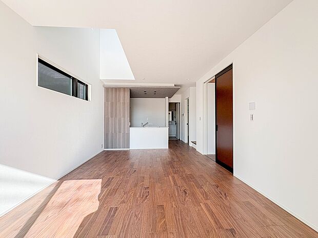 4号棟【LDK18.2帖】うららかな陽射しがどのお部屋にも降り注ぎますように、快適さを追求した間取設計。得難い立地環境での生活を恵みの豊かな永住の地へと変えてくれます。