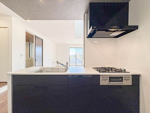 4号棟【キッチン】カウンターキッチンは広くて収納力もあるので、快適に料理をすることができます。食器や炊事用具を手の届くところに配置しやすいため調理もスピーディーですよ。