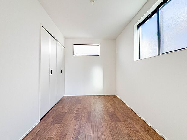 4号棟【子供部屋5.1帖】お子様のお部屋にぴったりなクロークを備えたフローリング仕様の洋室です。