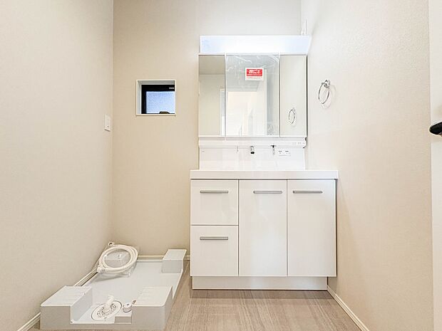 4号棟【三面鏡洗面化粧台】  ミラーを手前に引けば、楽な姿勢で髭剃りやメイクができます。合わせ鏡にすればヘアスタイルのチェックもラクラク。洗面化粧台のミラー裏にはたっぷり入る収納スペースを設…