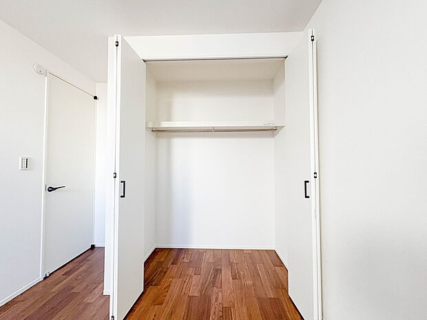 4号棟【収納4.5帖】壁面クローゼットのメリットは、衣類が横一列に並ぶためひと目で洋服が選びやすいこと。衣類をたくさんお持ちの方も、限られたスペース内に無理なく収納することができます。