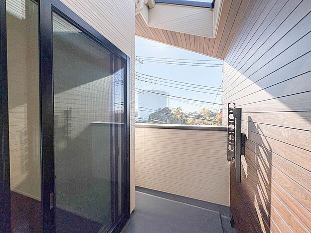 4号棟【バルコニー】  バルコニーから差し込む陽光・通風は、住環境・快適性と共に有り続ける貴重な「財産」です。