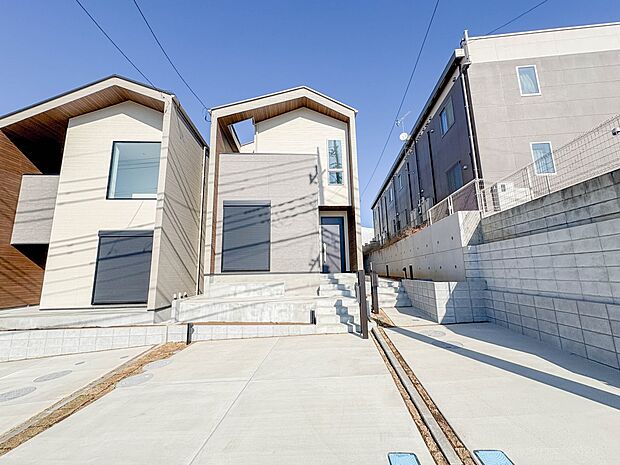 4号棟【駐車場】カースペース2台可/駐輪スペース。広々カースペースです。自転車、バイクなども置き場に困りません。