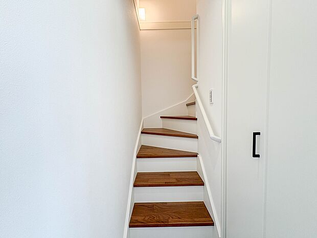 4号棟【手すり付階段】手すりがないと階段の昇り降りで危険なことはもちろん、壁に手をつきながら歩くことで壁紙が汚れやすくなります。すべての方に快適に昇り降りしていただくため、手すりを設置しまし…