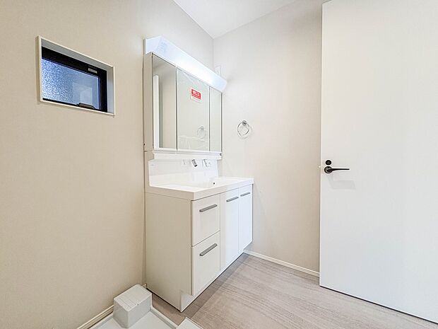 4号棟【脱衣所】脱衣所、洗面所は小さなプライベートスペース。歯磨き、洗顔と毎日施す個人空間。