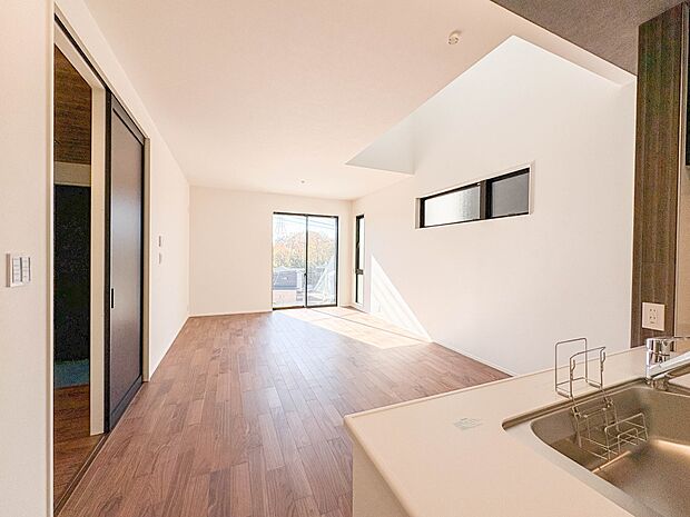 4号棟【LDK18.2帖】リビングにいるお子様と会話をしながら家事ができるカウンターキッチン。いま手があいているか、忙しそうなのか相手の様子を伺いながらコミュニケーションをとる訓練にもなりま…