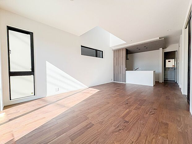 4号棟【LDK18.2帖】シンプルなデザインの家は風情がある。住む人のこだわりを感じる。外観も内装もいたってシンプル。居心地がよく、家事や趣味、子育てなどにも集中できる。家も人間も熟成するほ…