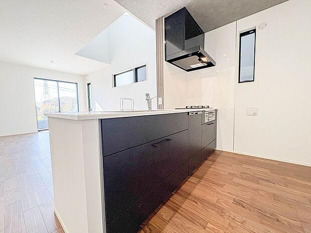 4号棟【カウンターキッチン】 リビングにいるお子様と会話をしながら家事ができるカウンターキッチン。いま手があいているか、忙しそうなのか相手の様子を伺いながらコミュニケーションをとる訓練にもな…