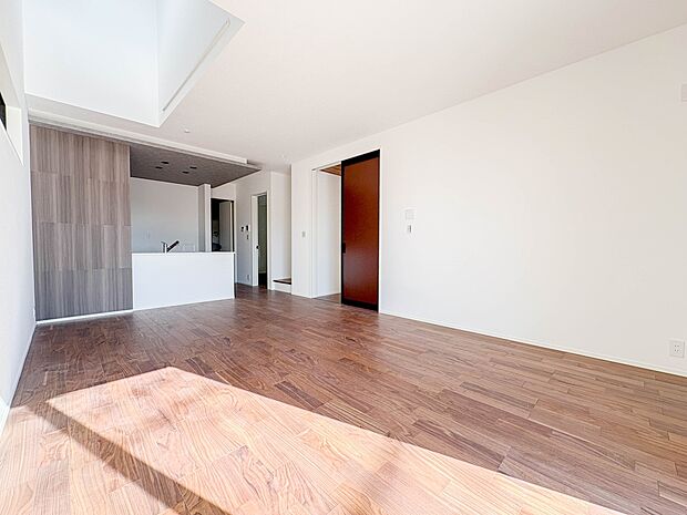 4号棟【LDK18.2帖】広々としたリビングダイニング。ゆったりとしたキッチン。生活動線をLDK に集中させ、ご家族が過ごしやすい空間設計にしました。