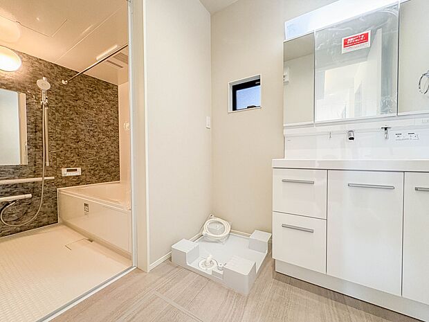 4号棟【ランドリースペース】毎日使う洗濯機。しっかりと奥行きのある置き場が確保されています。