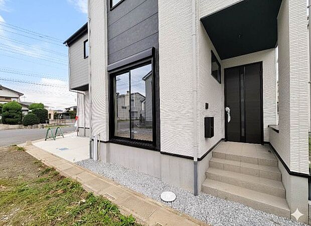 1号棟【玄関】玄関へ向かうまでのアプローチに漂う上質が期待感をもたせます。玄関は建物の顔。落着きを醸し出した自己主張が心に訴えてきます。