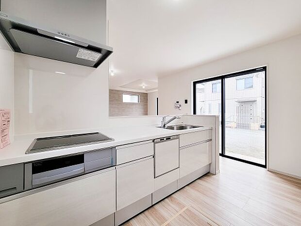 1号棟【キッチン】ナチュラルな自然光の中での調理。お洒落な食器類を余裕で収納できるスペース。動きやすい女性目線のキッチン動線。これからはお料理をつくる時間が劇的に変わります。