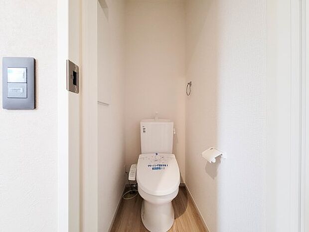 1号棟【トイレ】トイレ・ウォシュレット付。快適で衛生的な洗浄機能付温水シャワートイレです。
