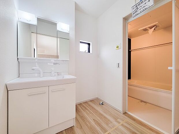 1号棟【洗面台】 十分な大きさの洗面台は、身だしなみチェックや歯磨きなど、朝の慌ただしい時間でもホテルライクなスペースで余裕とゆとりを感じて頂けます。