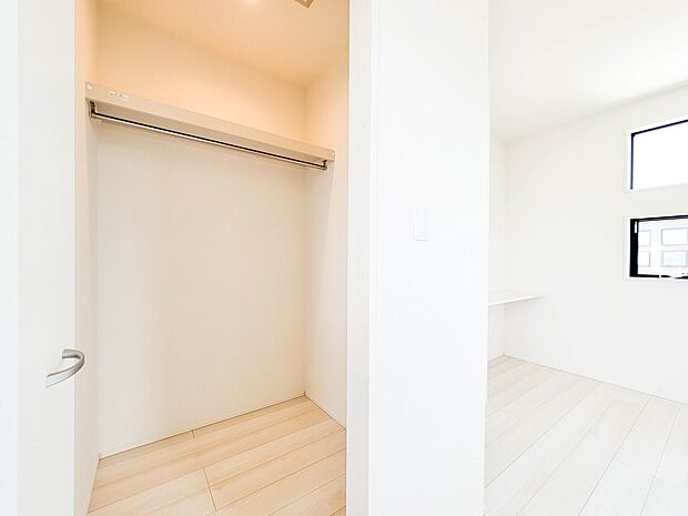 1号棟【WIC(ウォークインクローゼット)】 たくさんの洋服をかけてもシワになりにくいウォークインクローゼット。洋服以外にも、普段使わない家電やスーツケース、ストック品など何でも片付く嬉し…