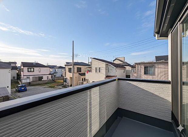 1号棟【バルコニー】  バルコニーから差し込む陽光・通風は、住環境・快適性と共に有り続ける貴重な「財産」です。