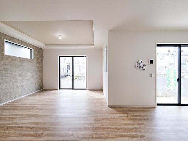 1号棟【ダイニングキッチン】会話でホッとコミュニケーションできるリビング。料理でホッとハピネスになるキッチンなど。人をホッとさせる最新設備・仕様を採用しています。