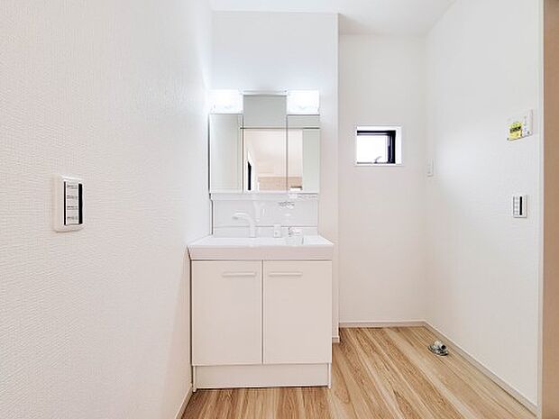 1号棟【脱衣所】洗面所は小さなプライベートスペース。歯磨き、洗顔と毎日施す個人空間。