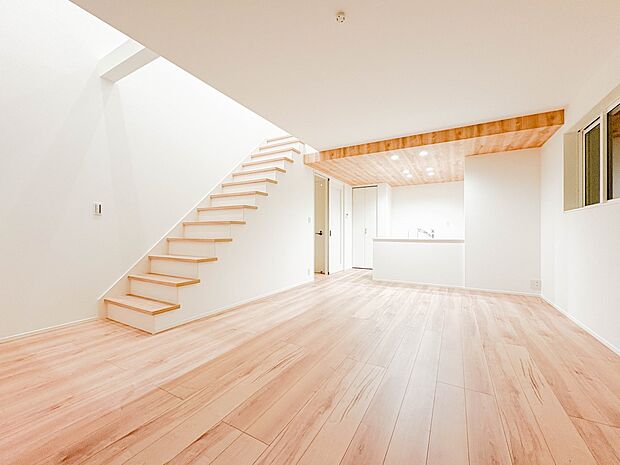 光が溢れ、風も溢れ、居心地のよい住空間、自然体で過ごせる住空間にリビングを。それは住むというシンプルなカタチをどこまでも追求してきた結果です。新築の厳かな居住性を身体全体で感じてください。
