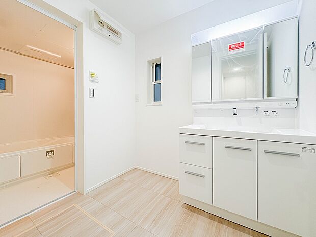 洗面所は小さなプライベートスペース。歯磨き、洗顔と毎日施す個人空間。小窓も設置して、熱気などを開放して、爽やかなスペースになるように設計されています。