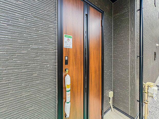 【玄関】玄関はおうちの顔と言われます。玄関アプローチは、外観デザインの印象を左右します。ご家族の個性を出しながら、素敵な玄関でお客様をお迎えしてください。