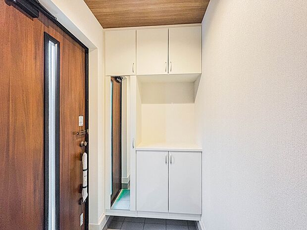 1号棟【シューズボックス（下駄箱）】  大型のシューズボックスには靴やブーツ、サンダルはもちろん、ハンカチや手袋、バック類などのお出かけ用品、印鑑や朱肉なども収納可能です。