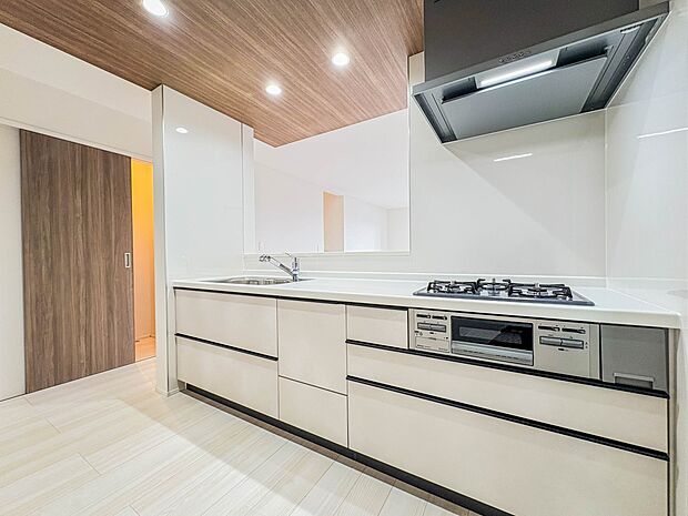 1号棟【キッチン】ナチュラルな自然光の中での調理。会話が弾む対面型キッチン。お洒落な食器類を余裕で収納できるスペース。動きやすい女性目線のキッチン動線。これからはお料理をつくる時間が劇的に変…