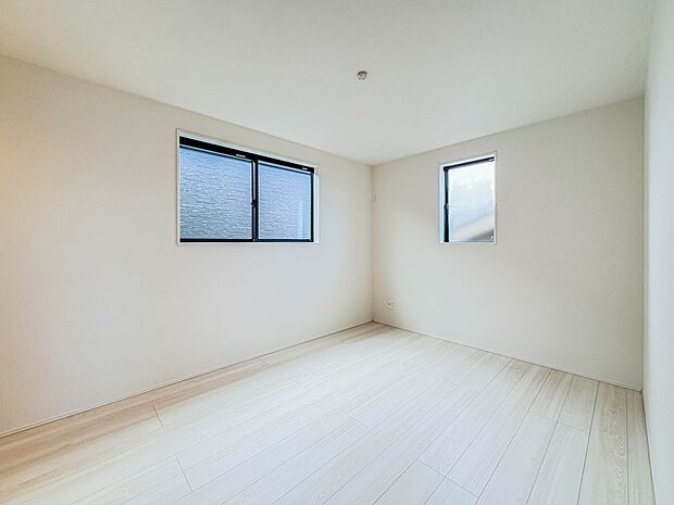 1号棟【洋室6帖】  昨今のトレンドになりつつあるのが、広過ぎず、快適すぎない子ども部屋。勉強と寝るだけの部屋にすることで閉じこもりがなくなり、リビングで過ごす時間が増えると言われています。…