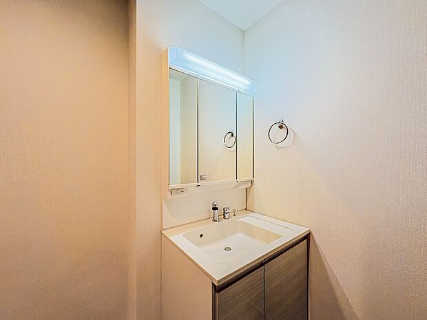 1号棟【洗面台】大きく見やすい三面鏡で清潔感ある洗面台は、身だしなみチェックや肌のお手入れに最適です。何かと物が増える場所だからこそ、スッキリと見映えの良い空間に拵えました。