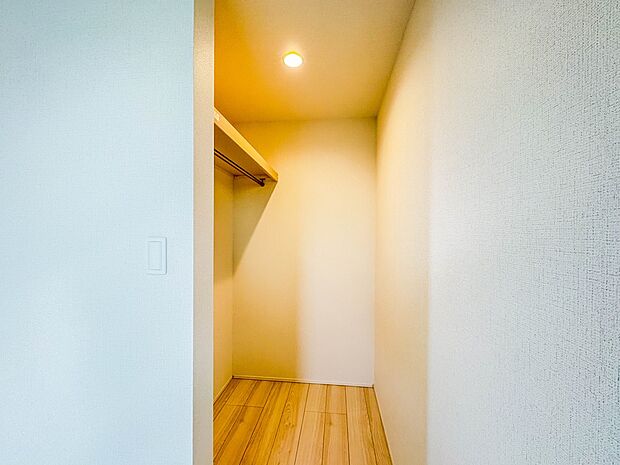 1号棟【WIC（ウォークインクローゼット）】  たくさんの洋服をかけてもシワになりにくいウォークインクローゼット。洋服以外にも、普段使わない家電やスーツケース、ストック品など何でも片付く嬉し…