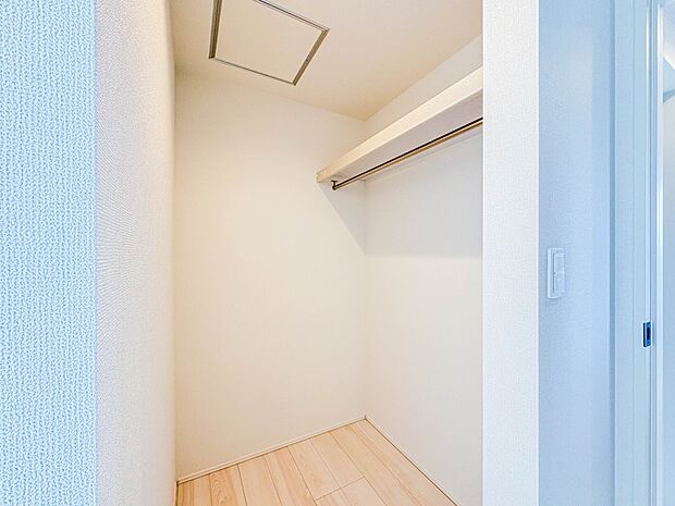 1号棟【WIC(ウォークインクローゼット)】 たくさんの洋服をかけてもシワになりにくいウォークインクローゼット。洋服以外にも、普段使わない家電やスーツケース、ストック品など何でも片付く嬉し…