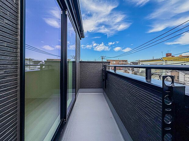 1号棟【バルコニー】澄み切った青空と、心地良い風を感じるワイドバルコニー。