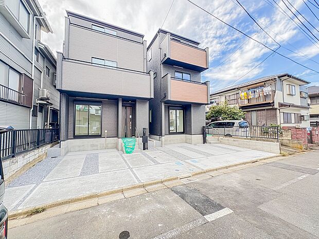 【駐車場】毎日の生活にマイカーが必須という方は、購入を検討する際、駐車場があることは大事な条件です。毎日の通勤や家族の送迎、買い物やお出かけなどクルマのある暮らしを満喫したい方は要チェック！…