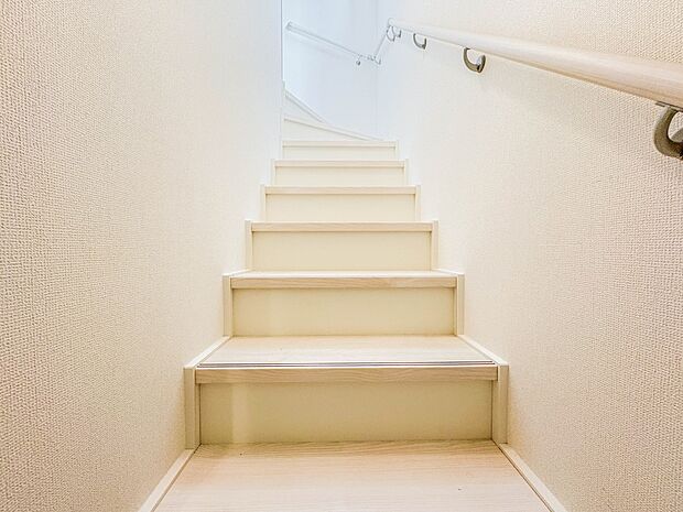 1号棟【手すり付階段】手すりがないと階段の昇り降りで危険なことはもちろん、壁に手をつきながら歩くことで壁紙が汚れやすくなります。すべての方に快適に昇り降りしていただくため、手すりを設置しまし…