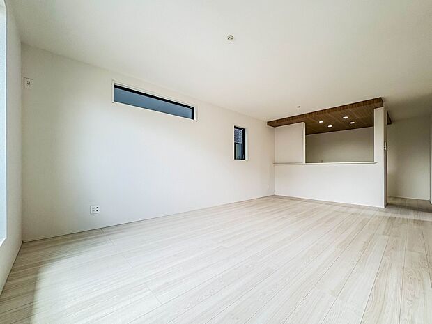 1号棟【LDK18帖】シンプルなデザインの家は風情がある。住む人のこだわりを感じる。外観も内装もいたってシンプル。居心地がよく、家事や趣味、子育てなどにも集中できる。家も人間も熟成するほどシ…