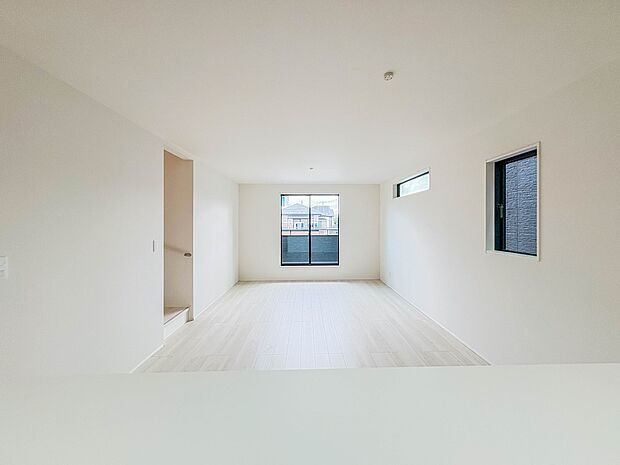 1号棟【ダイニングキッチン】会話でホッとコミュニケーションできるリビング。料理でホッとハピネスになるキッチンなど。人をホッとさせる最新設備・仕様を採用しています。